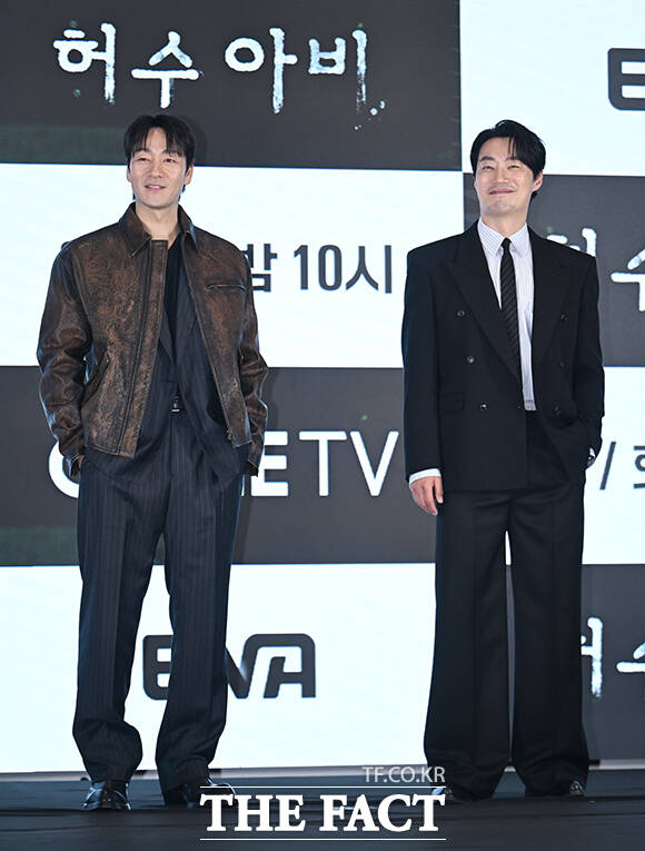 배우 박해수(왼쪽)과 이희준이 13일 오후 서울 구로구 신도림 더세인트 그랜드 볼룸에서 열린 ENA 새 월화드라마 '허수아비' 제작발표회에 참석해 포즈를 취하고 있다. /박헌우 기자