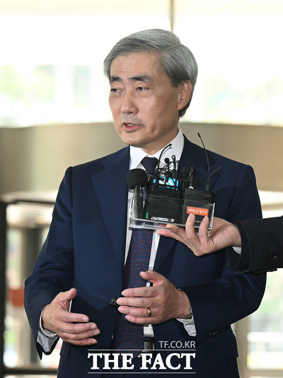 [더팩트ㅣ이새롬 기자] 신현송 한국은행 총재 후보자가 장녀 등 가족들의 국적상실 신고 누락 등 행정 절차를 제대로 수행하지 못한 것에 대해 송구하다는 입장을 밝혔다. /이새롬 기자