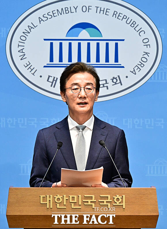 전재수 더불어민주당 부산시장 후보가 13일 오전 서울 여의도 국회 소통관에서 기자회견을 열고 발언을 하고 있다. /국회=배정한 기자