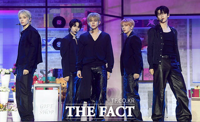 그룹 투모로우바이투게더(TXT)가 13일 오후 서울 성북구 고려대학교 화정체육관에서 열린 미니 8집 '7TH YEAR(세븐스 이어): 가시덤불에 잠시 바람이 멈췄을 때' 발매 기념 쇼케이스에서 타이틀곡 '하루에 하루만 더(Stick With You)' 무대를 펼치고 있다. /박상민 기자