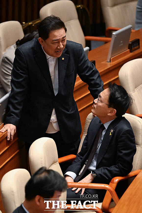 허리에 복대를 착용한 채 서있는 김병기 무소속 의원.