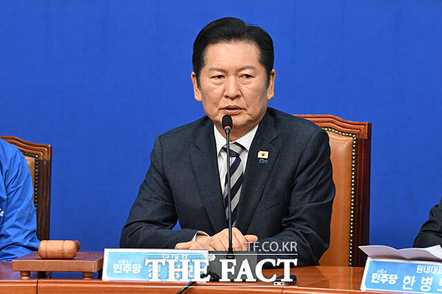 정청래 더불어민주당 대표(왼쪽)가 13일 오전 서울 여의도 국회에서 열린 최고위원회의에 앞서 추미애 경기도지사 후보에게 당 점퍼를 입혀주고 있다. /국회=김성렬 기자