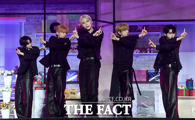 그룹 투모로우바이투게더(TXT)가 13일 오후 서울 성북구 고려대학교 화정체육관에서 열린 미니 8집 '7TH YEAR(세븐스 이어): 가시덤불에 잠시 바람이 멈췄을 때' 발매 기념 쇼케이스에서 타이틀곡 '하루에 하루만 더(Stick With You)' 무대를 펼치고 있다. /박상민 기자