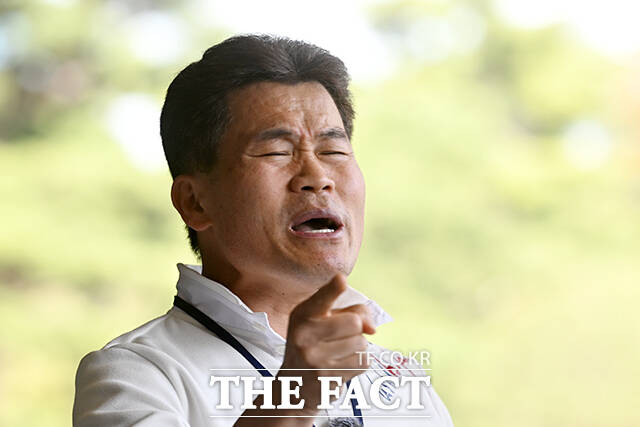 한국사 강사 출신 유튜버 전한길 씨가 13일 오후 서울 서초구 서울중앙지방검찰청으로 구속영장 청구 전 피의자 조사를 받기 위해 출석하며 입장을 밝히고 있다. /서예원 기자