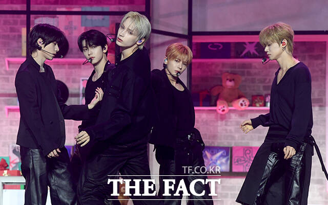 그룹 투모로우바이투게더(TXT)가 13일 오후 서울 성북구 고려대학교 화정체육관에서 열린 미니 8집 '7TH YEAR(세븐스 이어): 가시덤불에 잠시 바람이 멈췄을 때' 발매 기념 쇼케이스에서 타이틀곡 '하루에 하루만 더(Stick With You)' 무대를 펼치고 있다. /박상민 기자