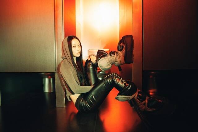 'NAIL'은 이브가 '네일'을 오브제로 삼아 자신만의 '감각'을 표현하고 기록한 앨범이다. /파익스퍼밀