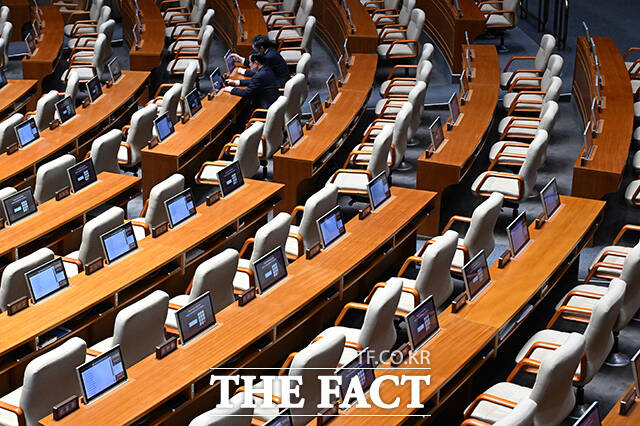 비어있는 국민의힘 의원석.