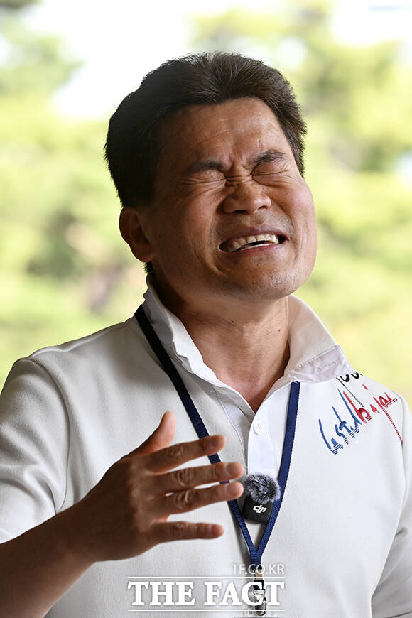 한국사 강사 출신 유튜버 전한길 씨가 13일 오후 서울 서초구 서울중앙지방검찰청으로 구속영장 청구 전 피의자 조사를 받기 위해 출석하며 입장을 밝히고 있다. /서예원 기자