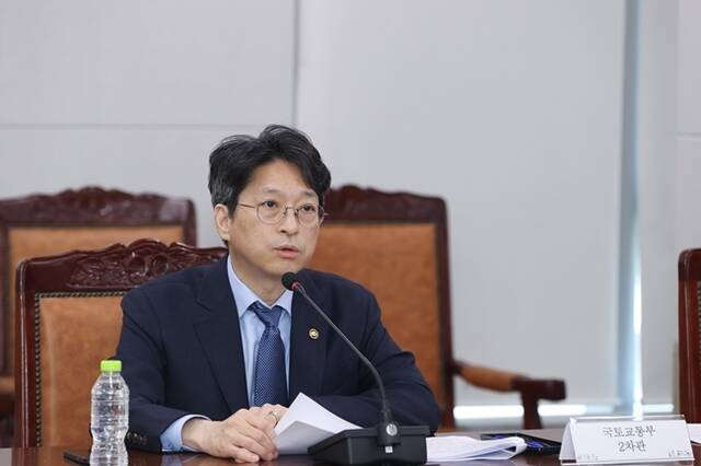 홍지선 국토교통부 제2차관이 13일 정부세종청사에서 전국 17개 시·도 교통물류 업무 관계자들과 회의를 열었다. /국토교통부