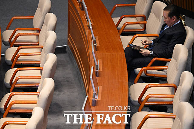 본회의 참석한 권영세 국민의힘 의원.