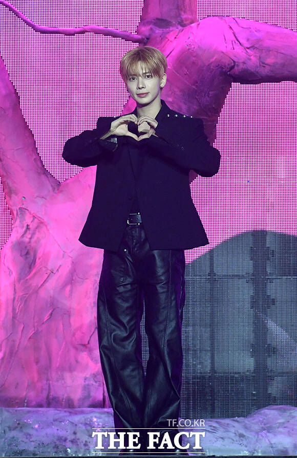 그룹 투모로우바이투게더(TXT)의 수빈, 휴닝카이, 범규, 연준, 태현(왼쪽부터)이 13일 오후 서울 성북구 고려대학교 화정체육관에서 열린 미니 8집 '7TH YEAR(세븐스 이어): 가시덤불에 잠시 바람이 멈췄을 때' 발매 기념 쇼케이스에 참석해 포즈를 취하고 있다. /박상민 기자