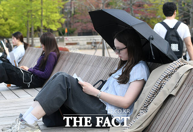 서울지역 낮 기온이 27.3도까지 오른 13일 오후 서울 성북구 고려대학교 외벽 온도계가 36.5도를 표시하고 있다. /박상민 기자