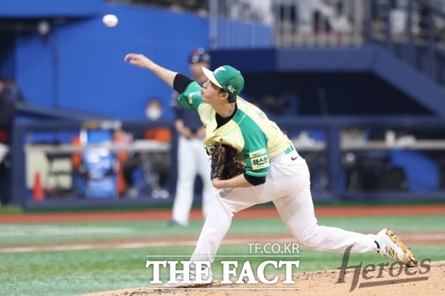 배동현은 안정된 제구력이 가장 큰 무기다. 최고 구속도 148km에 이를 만큼 수준급이다. 키움 히어로즈의 붙박이 선발 투수로 기대된다. /키움 히어로즈