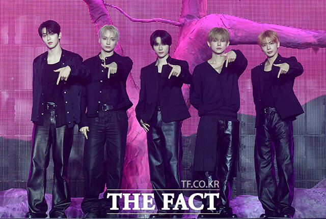 그룹 투모로우바이투게더(TXT)의 수빈, 휴닝카이, 범규, 연준, 태현(왼쪽부터)이 13일 오후 서울 성북구 고려대학교 화정체육관에서 열린 미니 8집 '7TH YEAR(세븐스 이어): 가시덤불에 잠시 바람이 멈췄을 때' 발매 기념 쇼케이스에 참석해 포즈를 취하고 있다. /박상민 기자