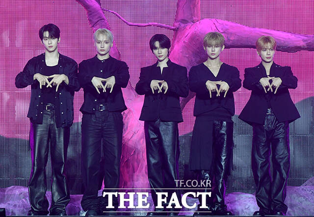 그룹 투모로우바이투게더(TXT)의 수빈, 휴닝카이, 범규, 연준, 태현(왼쪽부터)이 13일 오후 서울 성북구 고려대학교 화정체육관에서 열린 미니 8집 '7TH YEAR(세븐스 이어): 가시덤불에 잠시 바람이 멈췄을 때' 발매 기념 쇼케이스에 참석해 포즈를 취하고 있다. /박상민 기자