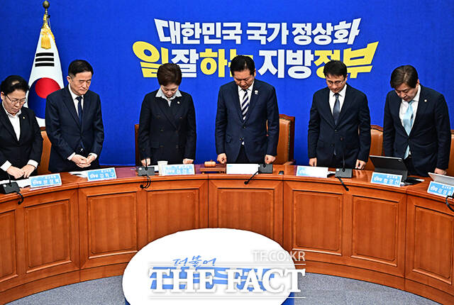 정청래 더불어민주당 대표가 13일 오전 서울 여의도 국회에서 열린 최고위원회의에 참석해 모두발언을 하기 전 완도 수산물 가공공장 화재로 순직한 소방관들을 추모하는 묵념을 하고 있다.