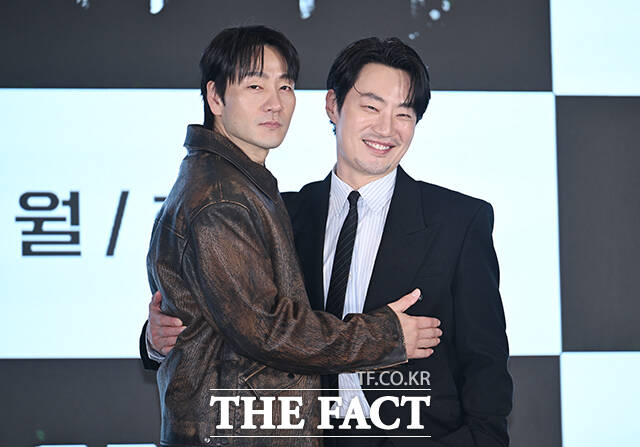 배우 박해수(왼쪽)과 이희준이 13일 오후 서울 구로구 신도림 더세인트 그랜드 볼룸에서 열린 ENA 새 월화드라마 '허수아비' 제작발표회에 참석해 포즈를 취하고 있다. /박헌우 기자