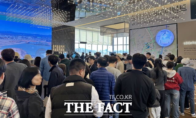 천안시 업성동에 들어서는 업성 푸르지오 레이크시티 견본주택에 개관 후 3일간 1만 1000여 명이 몰려 장사진을 이루고 있다. /대우건설