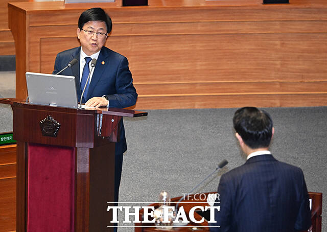 질의에 답변하는 최교진 교육부 장관.