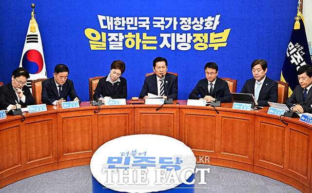 정청래 더불어민주당 대표가 13일 오전 서울 여의도 국회에서 열린 최고위원회의에 참석해 모두발언을 하기 전 완도 수산물 가공공장 화재로 순직한 소방관들을 추모하는 묵념을 하고 있다.