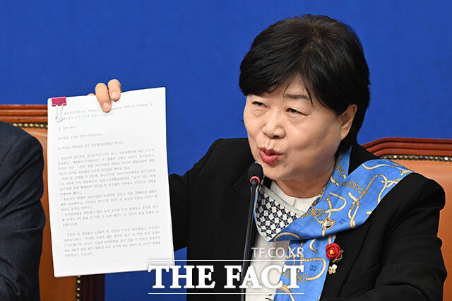 이재명 대통령의 당 대표 시절 국회에 제출한 체포동의안을 들어 올리는 서영교 위원장.