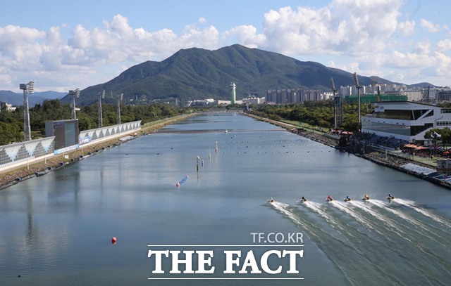넓은 수면과 녹지 공간이 조화를 이루고 있는 미사경정공원 전경./국민체육진흥공단