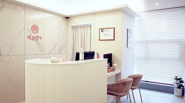 피부관리 프랜차이즈 '약손명가'의 가맹점주들이 본사의 과도한 수수료 체계에 반발하며 소송에 이어 옥외 집회를 예고했다. /약손명가