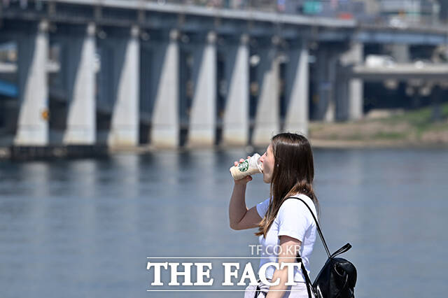 전국 낮 최고 기온이 26도까지 올라가는 등 초여름 날씨를 보인 13일 오전 서울 서초구 반포한강공원을 찾은 한 외국인이 얇은 옷차림으로 발걸음을 옮기고 있다. /서예원 기자