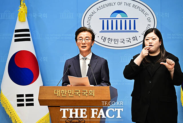 전재수 더불어민주당 부산시장 후보가 13일 오전 서울 여의도 국회 소통관에서 기자회견을 열고 발언을 하고 있다. /국회=배정한 기자