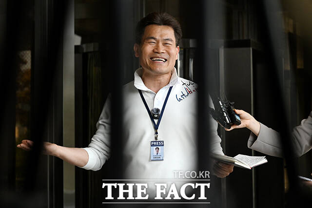 한국사 강사 출신 유튜버 전한길 씨가 13일 오후 서울 서초구 서울중앙지방검찰청으로 구속영장 청구 전 피의자 조사를 받기 위해 출석하며 입장을 밝히고 있다. /서예원 기자