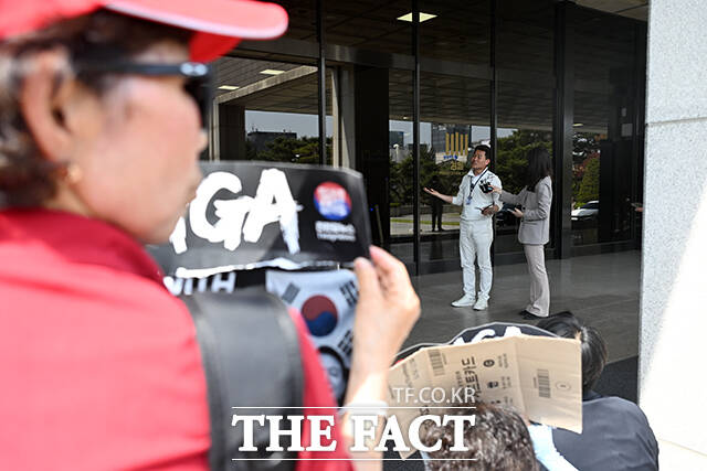 한국사 강사 출신 유튜버 전한길 씨가 13일 오후 서울 서초구 서울중앙지방검찰청으로 구속영장 청구 전 피의자 조사를 받기 위해 출석하며 입장을 밝히고 있다. /서예원 기자