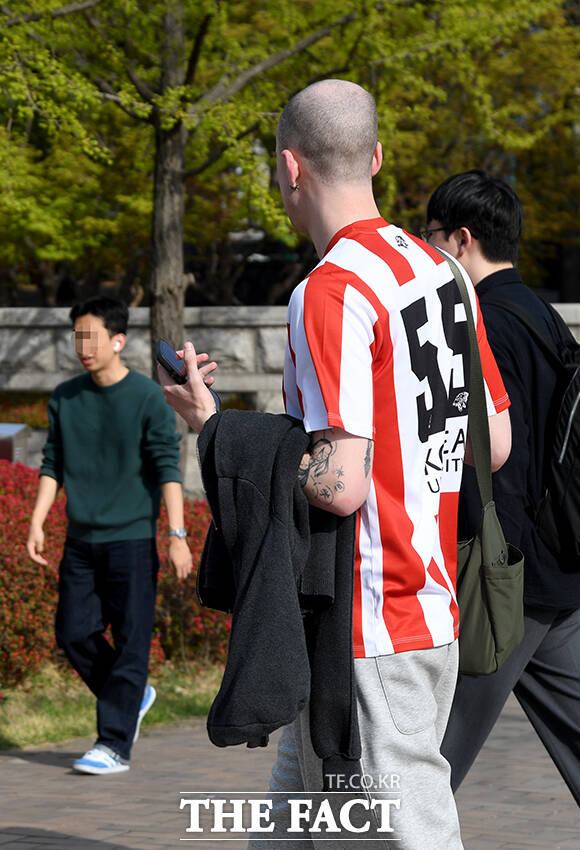 서울지역 낮 기온이 27.3도까지 오른 13일 오후 서울 성북구 고려대학교 외벽 온도계가 36.5도를 표시하고 있다. /박상민 기자
