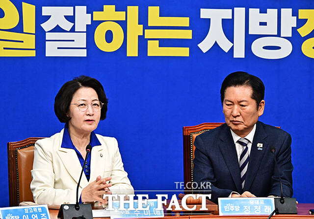 선거법으로 인해 파란색 점퍼 벗고 인사말 하는 추미애 경기도지사 후보.