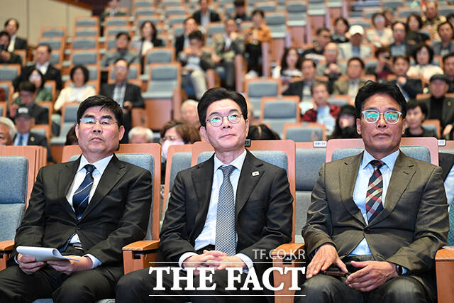 정한호 서울도시정비조합협회 이사장(왼쪽)이 정원오 서울시장 후보에게 '도시정비사업 제도 개선을 위한 정책제안서'를 전달하는 모습.