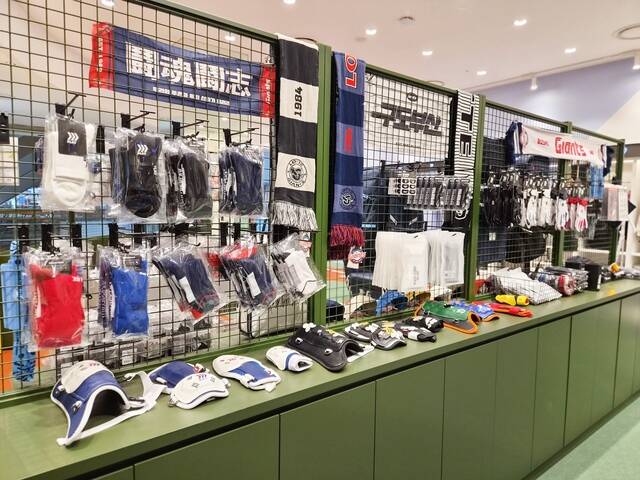 서울 송파구 잠실 롯데월드몰 3층에 오픈한 '롯데자이언츠x윌비플레이'에서 선보이는 다양한 굿즈. /롯데백화점