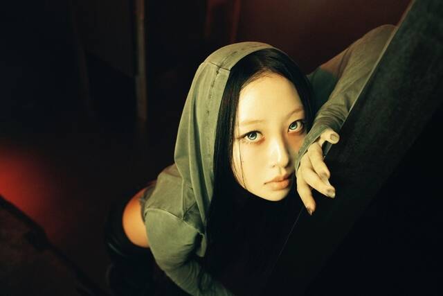 가수 이브가 새 앨범 'NAIL'의 콘셉트 포토를 추가 공개했다. 사진 속 이브는 강렬한 레드 톤 조명이 내리쬐는 공간에서 역동적인 포즈를 취하고 있다. /파익스퍼밀