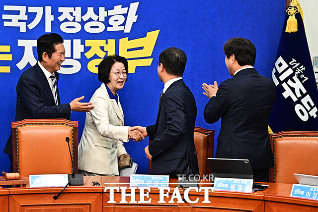 응원 받으며 이동하는 추미애 경기도지사 후보.