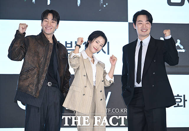 배우 박해수와 곽선영, 이희준(왼쪽부터)이 13일 오후 서울 구로구 신도림 더세인트 그랜드 볼룸에서 열린 ENA 새 월화드라마 '허수아비' 제작발표회에 참석해 포즈를 취하고 있다. /박헌우 기자