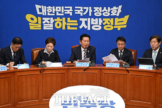 정청래 더불어민주당 대표가 13일 오전 서울 여의도 국회에서 열린 최고위원회의에 참석해 모두발언 하고 있다. /국회=김성렬 기자