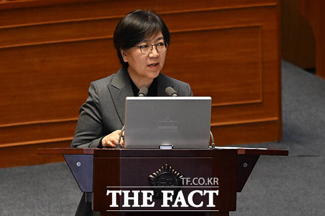 질의에 답변하는 정은경 보건복지부 장관.