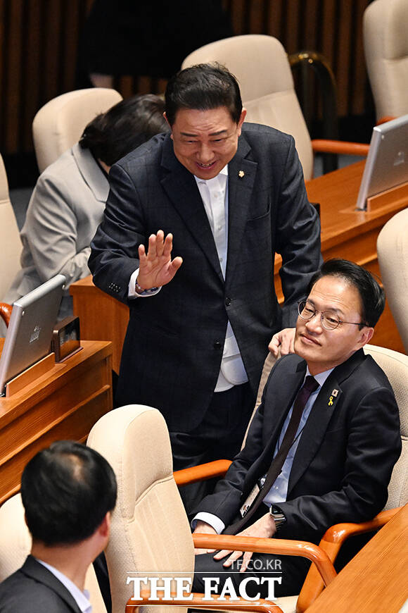 박균택 더불어민주당 의원에게 인사하는 김병기 의원(가운데).