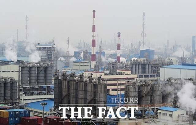국내 석화업계 구조 재편 작업이 더뎌지는 가운데 미국과 이란의 휴전 협상이 결렬되면서 불확실성이 확대되는 분위기다. /더팩트 DB