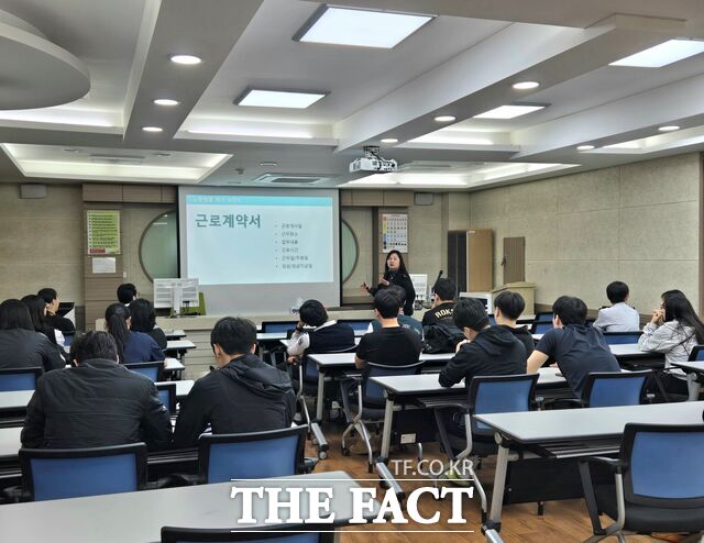 13일 학교로 찾아가는 노동인권교육을 강경상업고등학교에서 진행하고 있다. /충남도교육청