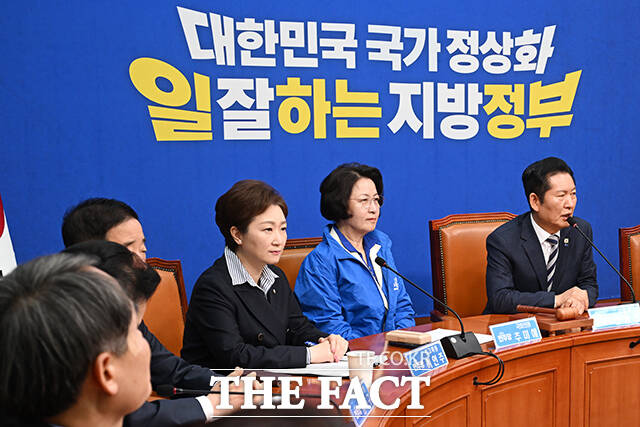 정청래 더불어민주당 대표(왼쪽)가 13일 오전 서울 여의도 국회에서 열린 최고위원회의에 앞서 추미애 경기도지사 후보에게 당 점퍼를 입혀주고 있다. /국회=김성렬 기자