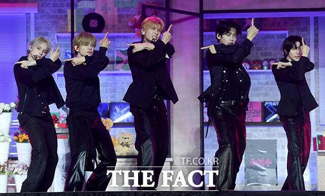 그룹 투모로우바이투게더(TXT)가 13일 오후 서울 성북구 고려대학교 화정체육관에서 열린 미니 8집 '7TH YEAR(세븐스 이어): 가시덤불에 잠시 바람이 멈췄을 때' 발매 기념 쇼케이스에서 타이틀곡 '하루에 하루만 더(Stick With You)' 무대를 펼치고 있다. /박상민 기자