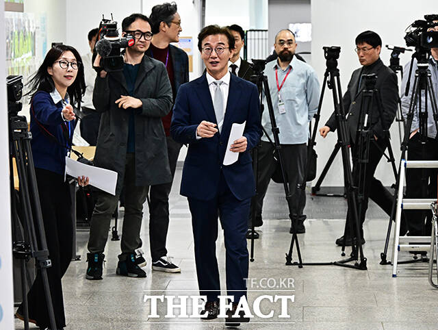 전재수 더불어민주당 부산시장 후보가 13일 오전 서울 여의도 국회 소통관에서 기자회견을 열고 발언을 하고 있다. /국회=배정한 기자