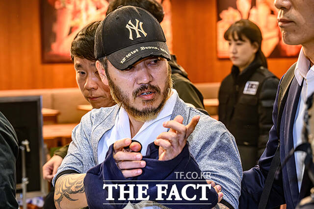 '마약왕' 박왕열이 지난달 25일 필리핀에서 임시인도돼 인천국제공항으로 도착, 압송 과정에서 취재진 질문에 손가락질을 하고 있다. /인천국제공항=남윤호 기자