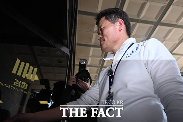 한국사 강사 출신 유튜버 전한길 씨가 13일 오후 서울 서초구 서울중앙지방검찰청으로 구속영장 청구 전 피의자 조사를 받기 위해 출석하며 입장을 밝히고 있다. /서예원 기자