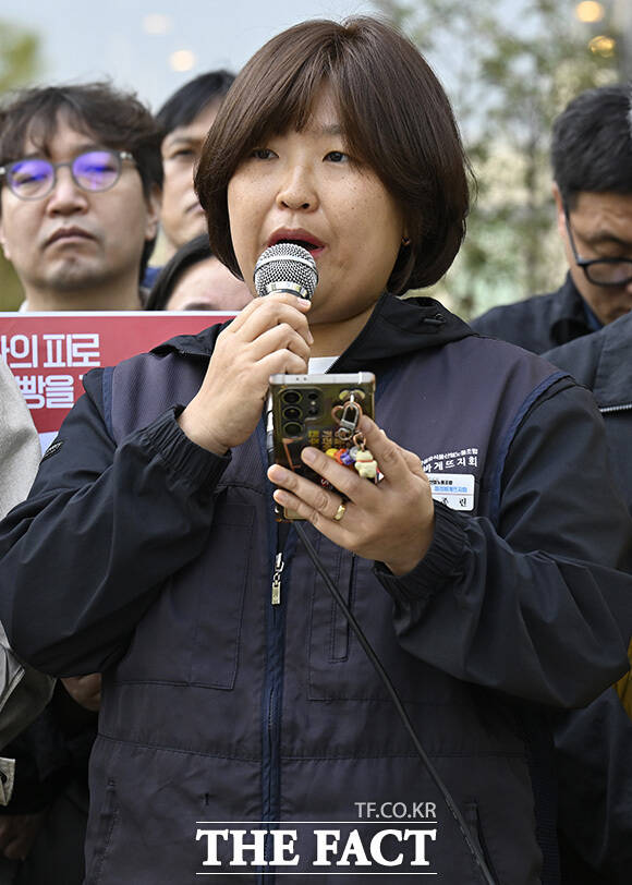 참석자들이 구호를 외치고 있다.