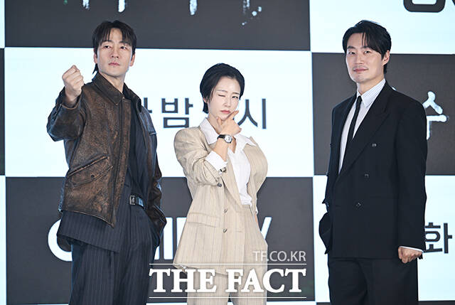 배우 박해수와 곽선영, 이희준(왼쪽부터)이 13일 오후 서울 구로구 신도림 더세인트 그랜드 볼룸에서 열린 ENA 새 월화드라마 '허수아비' 제작발표회에 참석해 포즈를 취하고 있다. /박헌우 기자